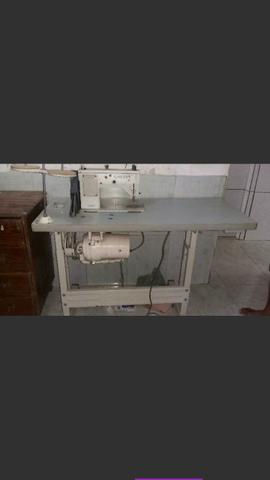 Máquina de costura reta e bordar
