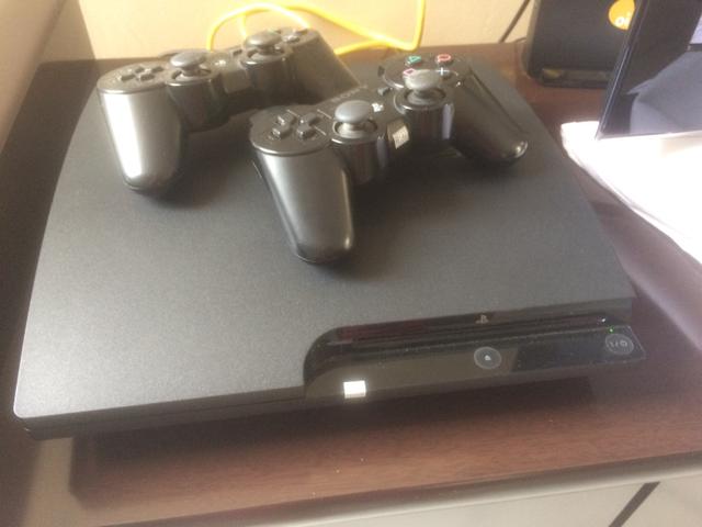 PS3 com oito jogos e dois controles