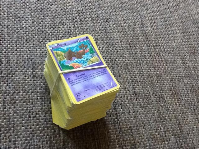 Pacote de cartas Pokemon - 200 unidades variadas