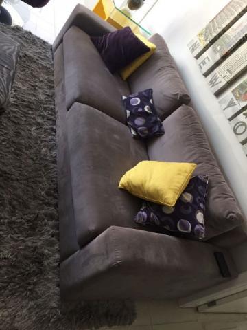 Sofá em camurça e tapete grafite