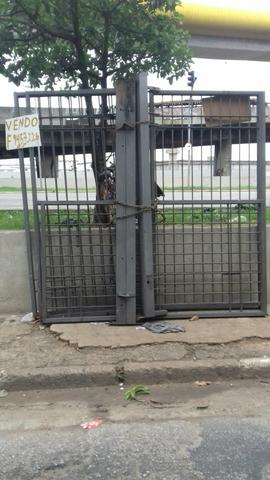 Vende- se 2 portão 244 de altura por 126 de comprimento 400