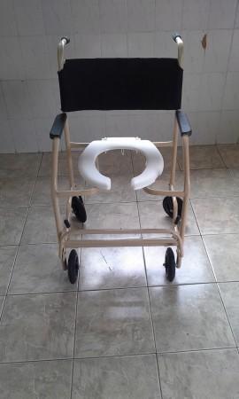 Vende-se Cadeira de rodas e Cadeira de banho