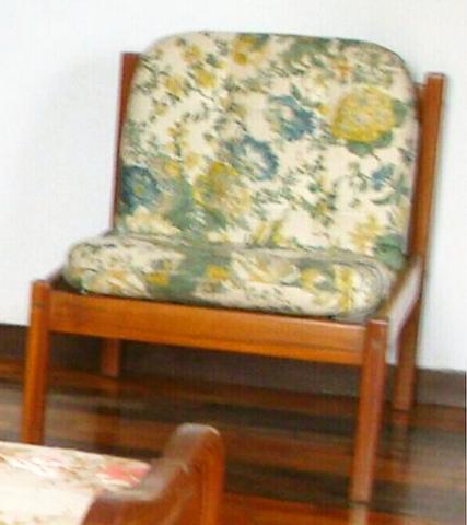 2 Poltonas/Cadeiras madeira maciça estofamento tecido