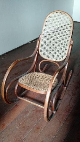 Cadeira de balanço usada tipo austríaca de palhinha