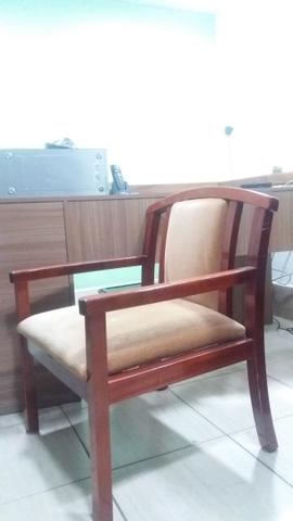 Cadeira de madeira estofada