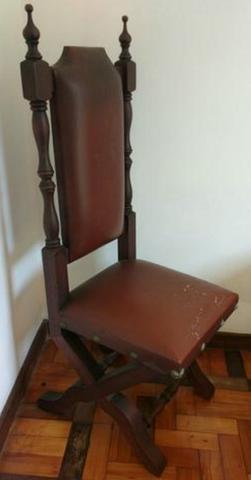Cadeira decorativa em madeira maciça estofamento de couro
