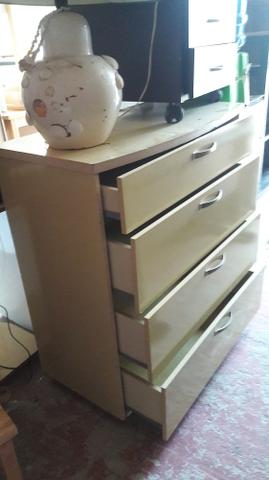 Cômoda com 4 gavetas na cor marfim em bom estado,
