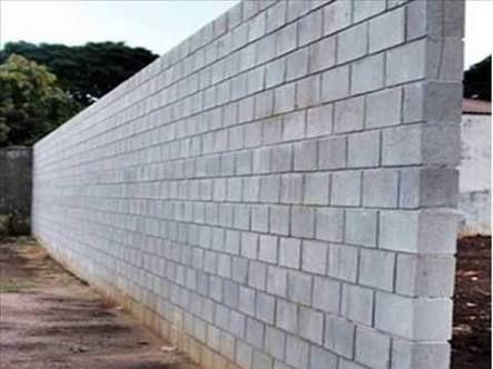 Construção de muro com material incluindo no orçamento