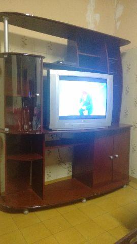 Estante e televisão