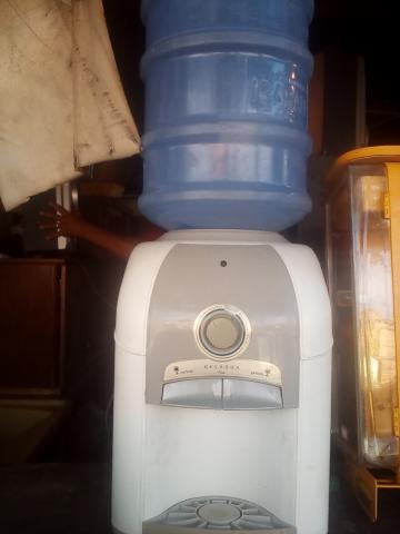 Filtro refrigerador de agua com galao de 20 litros