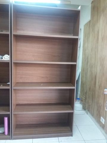 Livreiro muito bonito 