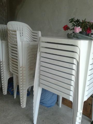 Mesa com 4 cadeiras plásticas