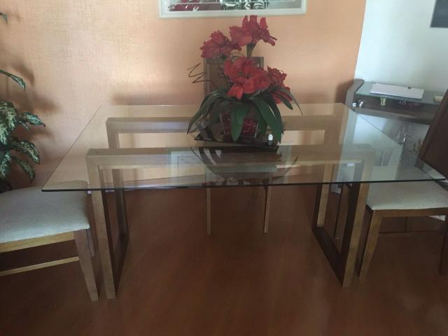 Mesa com quatro cadeiras