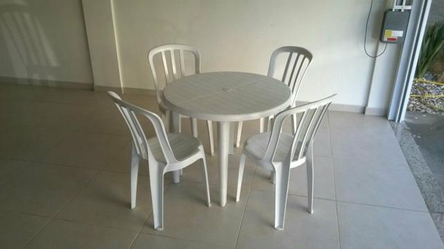 Mesa plástico com 4 cadeiras