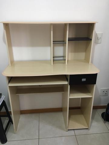 Mesa pra computador impecável