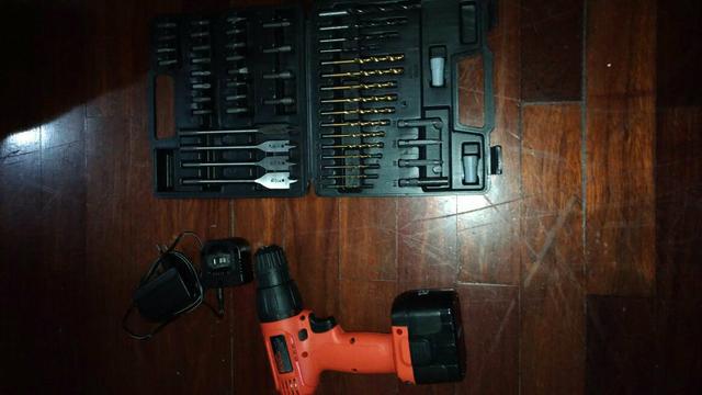 Parafusadeira Black&Decker 12v