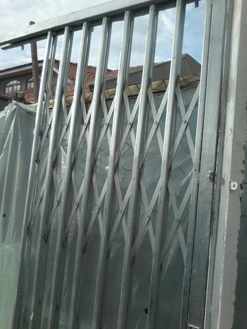 Porta externa em ferro galvanizado nova