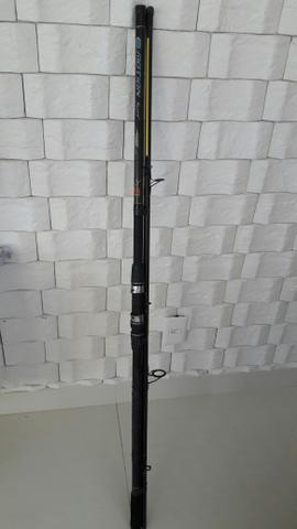 Vara de pescar com molinete e duas iscas