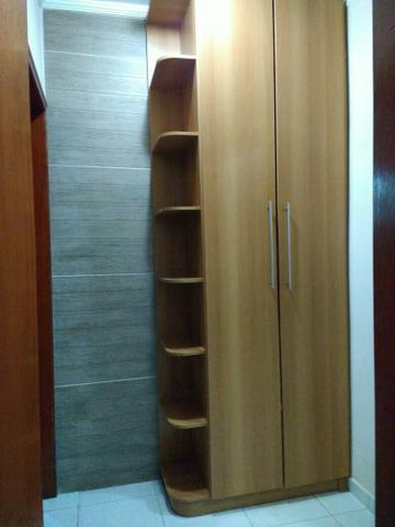 Armário com prateleiras