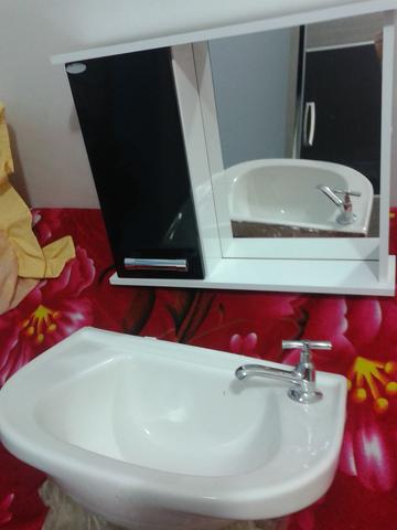 Armário espelhado p/ banheiro com pia e torneira