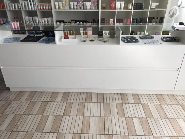 Balcão com tampo de vidro temperado