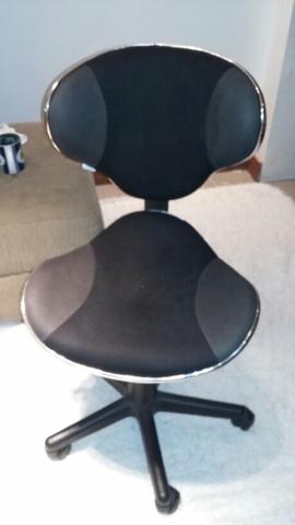Cadeira de escritório usada, com rodinha