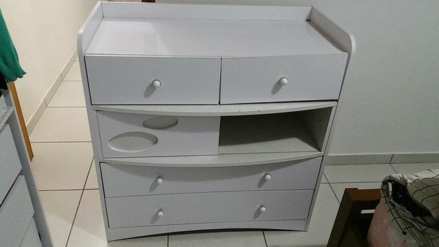 Cômoda branca infantil