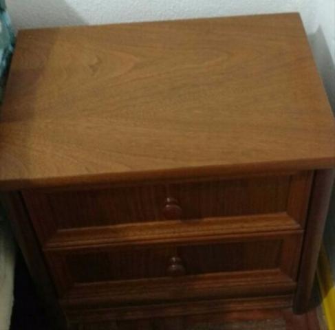 Cômoda + espelho, dois criado mudo