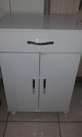 Gabinete multiuso branco com rodízio