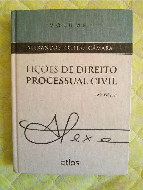 Livro de Processo Civil em ótimo estado de conservação