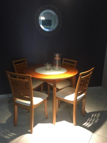 Mesa redonda de madeira e tampo de vidro com 4 cadeiras