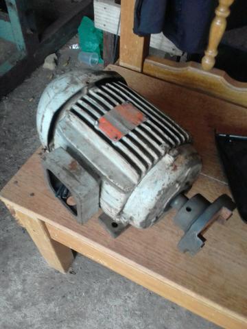 Vendo 2 motor um de 5 CV o outro 7 CV