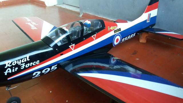 Vendo aeromodelo tucano nas cores da Royal A ir Force motor
