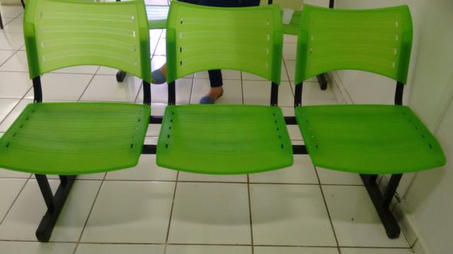 Cadeira longarina 3 lugares, marca Iso, cor verde