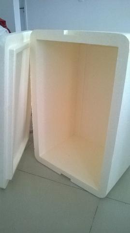 Caixa de isopor grande sem uso
