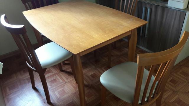 Conjunto mesa de madeira com 4 cadeiras estofadas