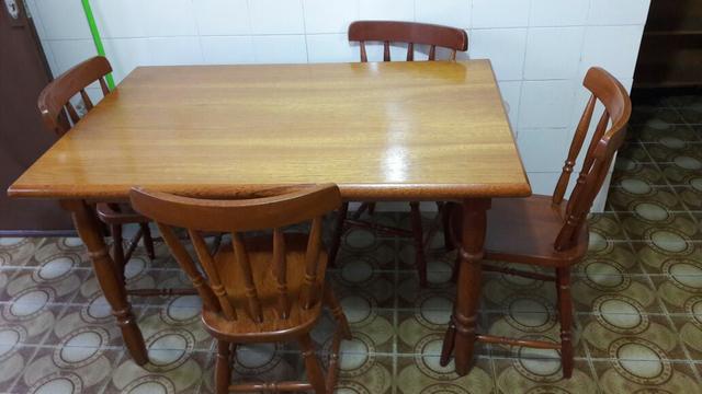 Conjunto mesa de madeira com 6 cadeiras