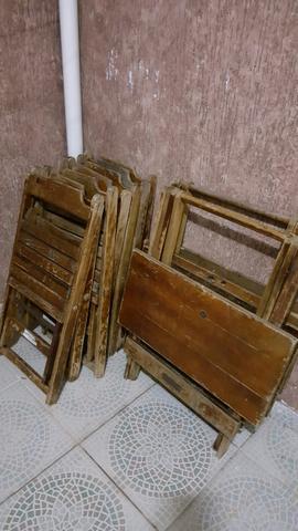 Conjunto mesa de madeira e cadeiras