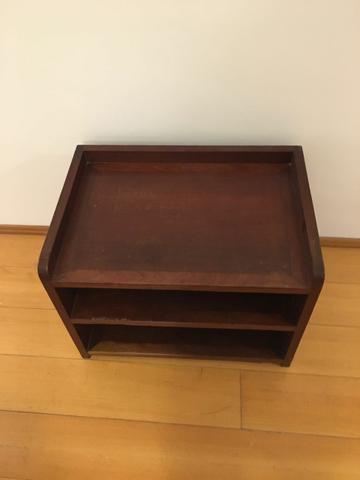 Criado mudo largo com duas prateleiras (sapateira)