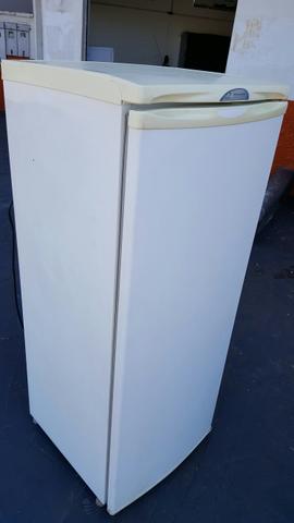 Geladeira bem conservada