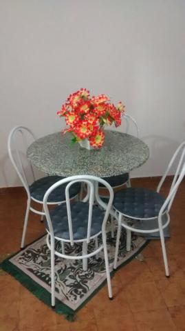 Mesa com 4 cadeiras tapa de granito