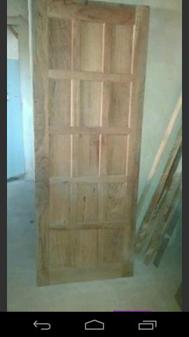Porta maciça de madeira