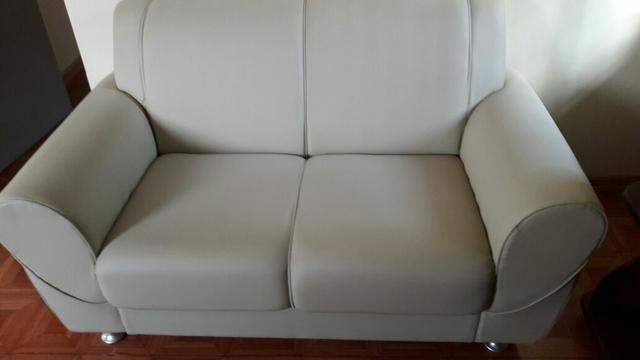 Sofá de corino 2 lugares seminovo, excelente estado