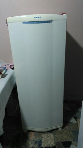 Vende se geladeira