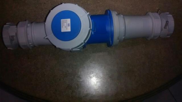 Vendo essa tomada industrial de 63 amp macho e femea