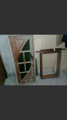 Vitro de madeira e cachonete de madeira.