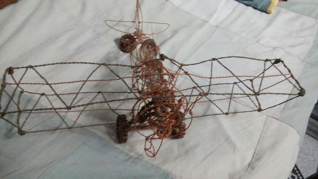 Aviao feito em fio de cobre