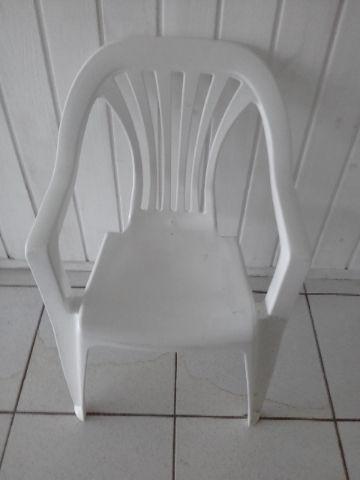Cadeira plástica branca