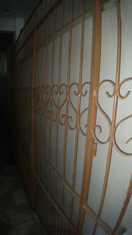 Grade com portão de ferro