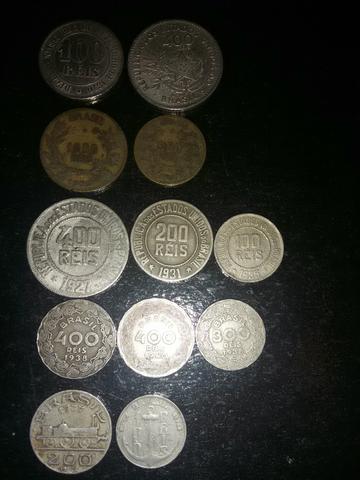 Linda coleção de moedas nacional e estrangeiras